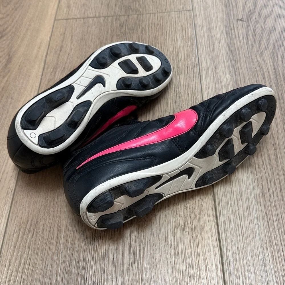 Nike Jr. Chaser Youth Soccer Cleats Size 4.5